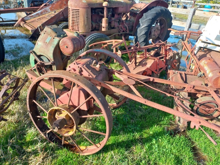 Photo old garden tractor